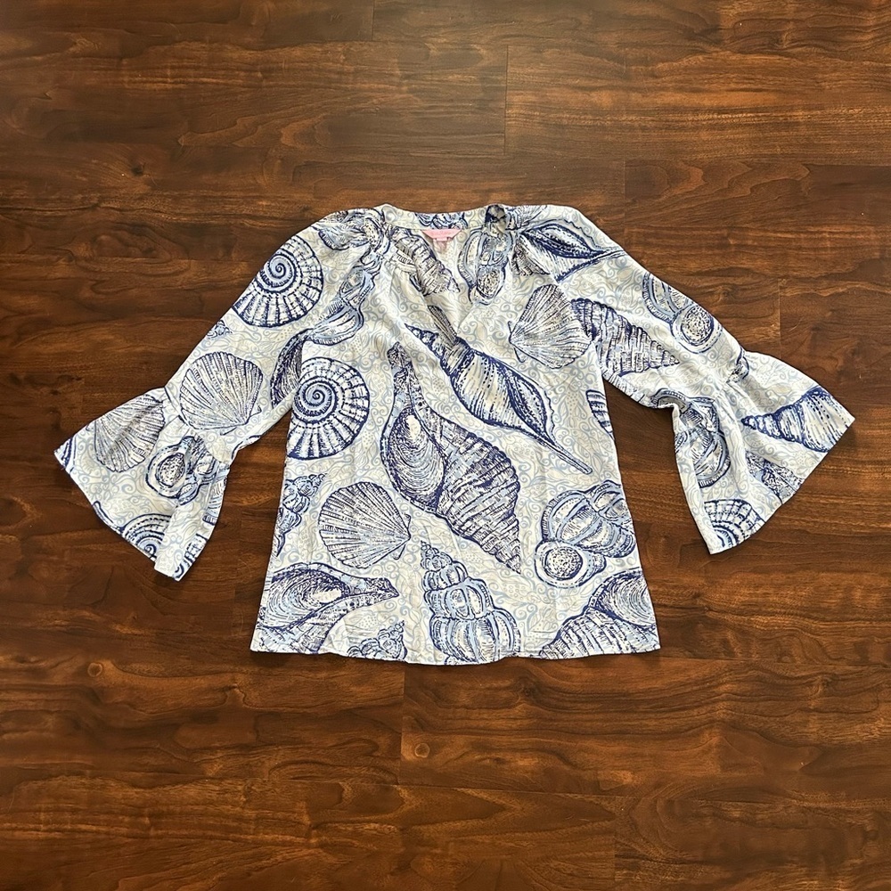 Lilly Pulitzer Matilda Silk Top 
Blue Peri Pop Up Stuffed Shells
Size XS